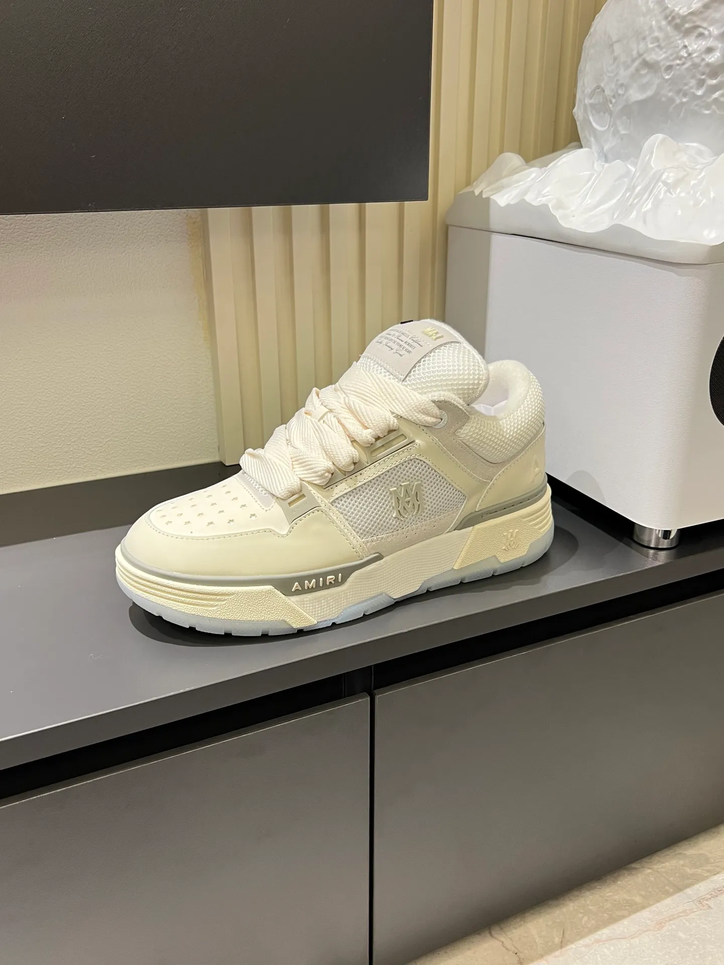 Men's shoes 💰p680 [AMIRI] 2025 spring and summer series new sneakers, new 🆕 bread shoes, bread shoes have a very special big tongue design, thickened outsole, rounded toe, oversized rubber sole and perforated star details, whoever wears them will look better! The appearance is responsible, the feet are retro and handsome! Size: 38-45